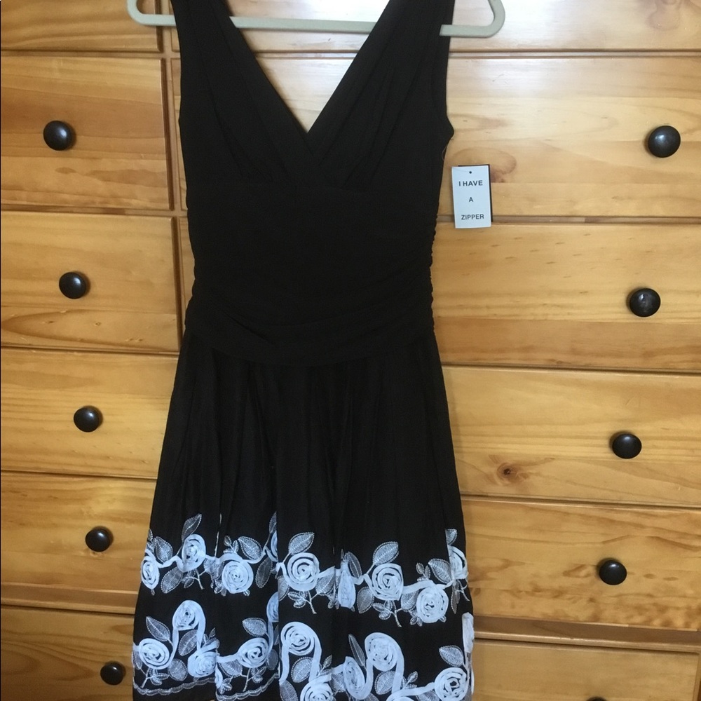 Black sleeveless dress